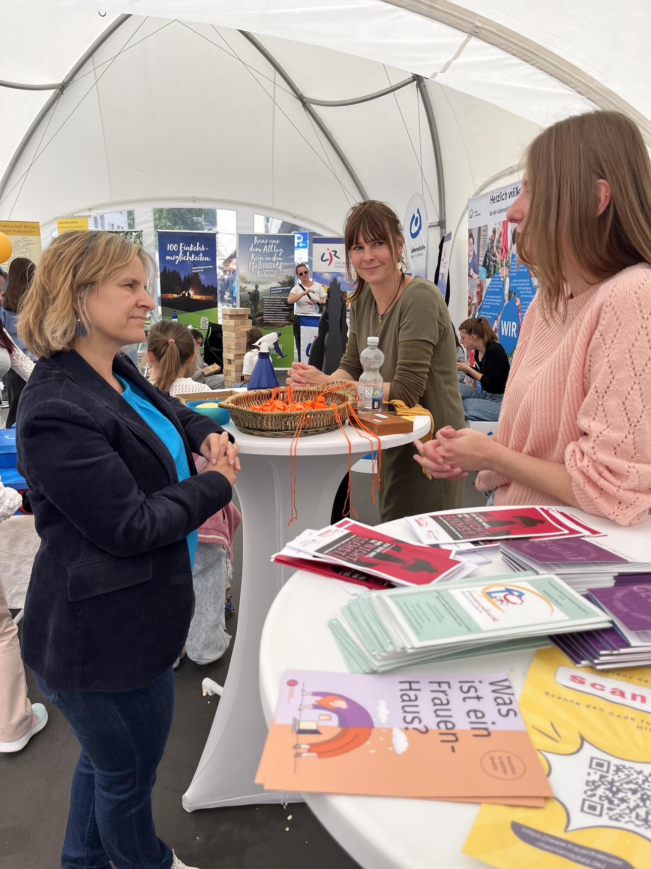 Katrin Eder beim Besuch des Gemeinschaftsstandes "Zusammen sind wir solidarisch"