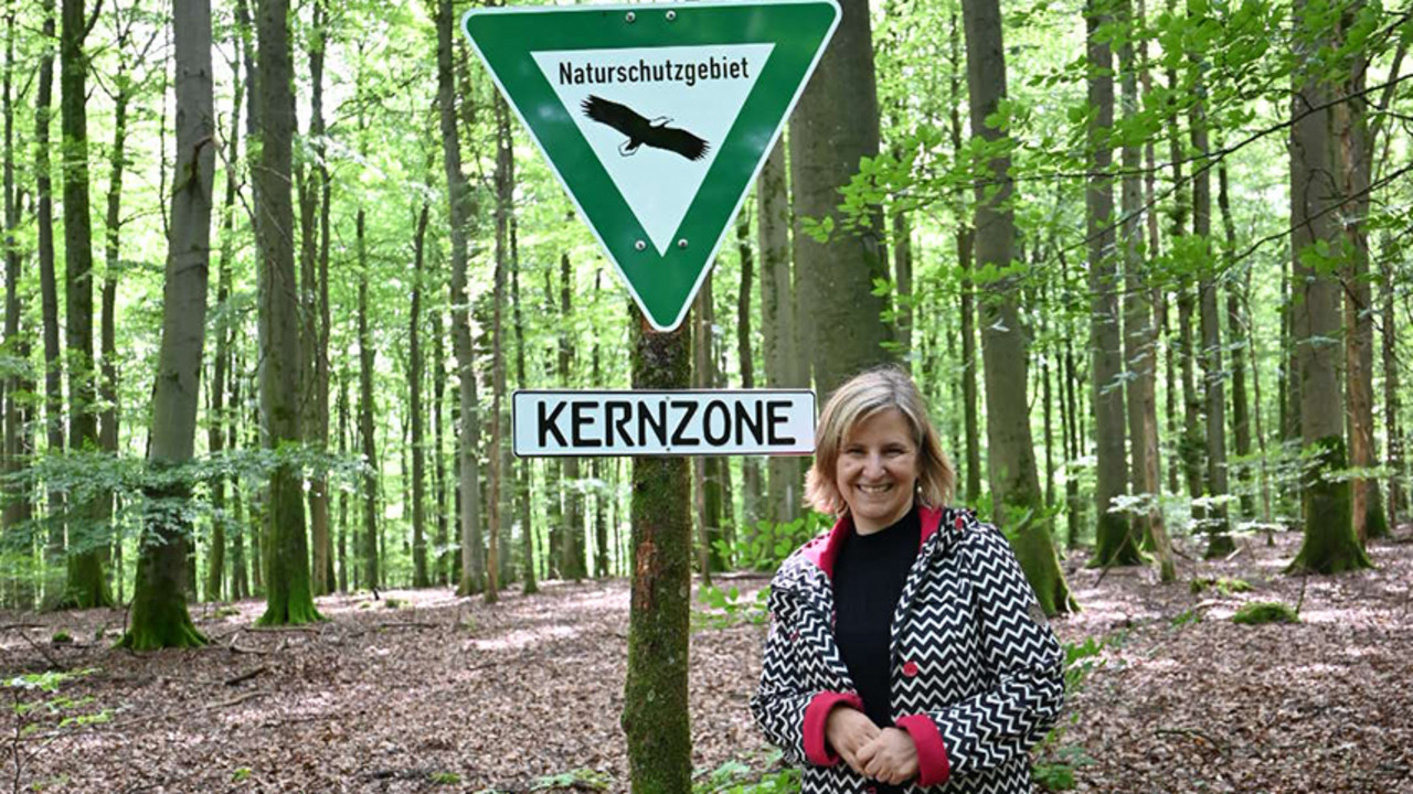 Umweltministerin Katrin Eder in der Kernzone des neuen Naturschutzgebiets Nauberg 