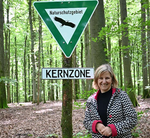 Umweltministerin Katrin Eder in der Kernzone des neuen Naturschutzgebiets Nauberg 