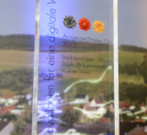 Glas-Trophäe Deutschland - Land der Ideen 2015“ Foto: „Deutschland - Land der Ideen/Matthias Kneppeck/FOX“