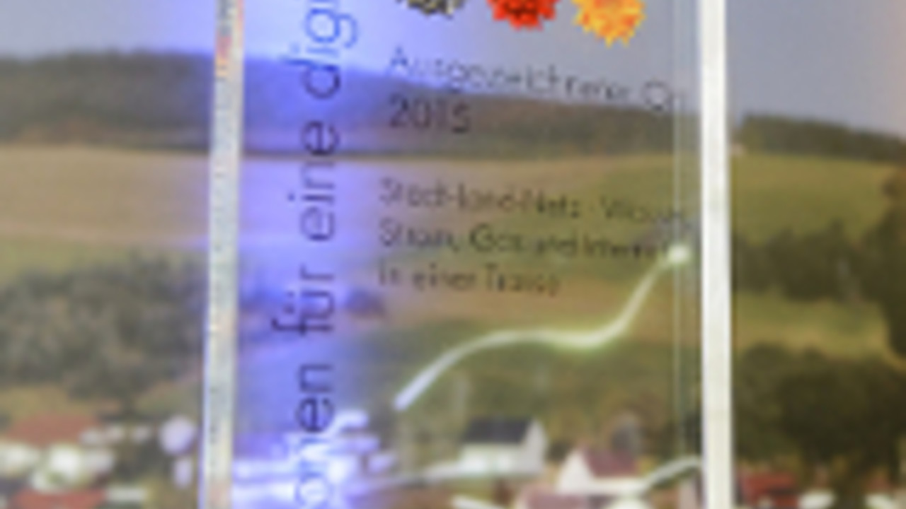 Glas-Trophäe Deutschland - Land der Ideen 2015“ Foto: „Deutschland - Land der Ideen/Matthias Kneppeck/FOX“ Glas-Trophäe Deutschland - Land der Ideen 2015“ Foto: „Deutschland - Land der Ideen/Matthias Kneppeck/FOX“