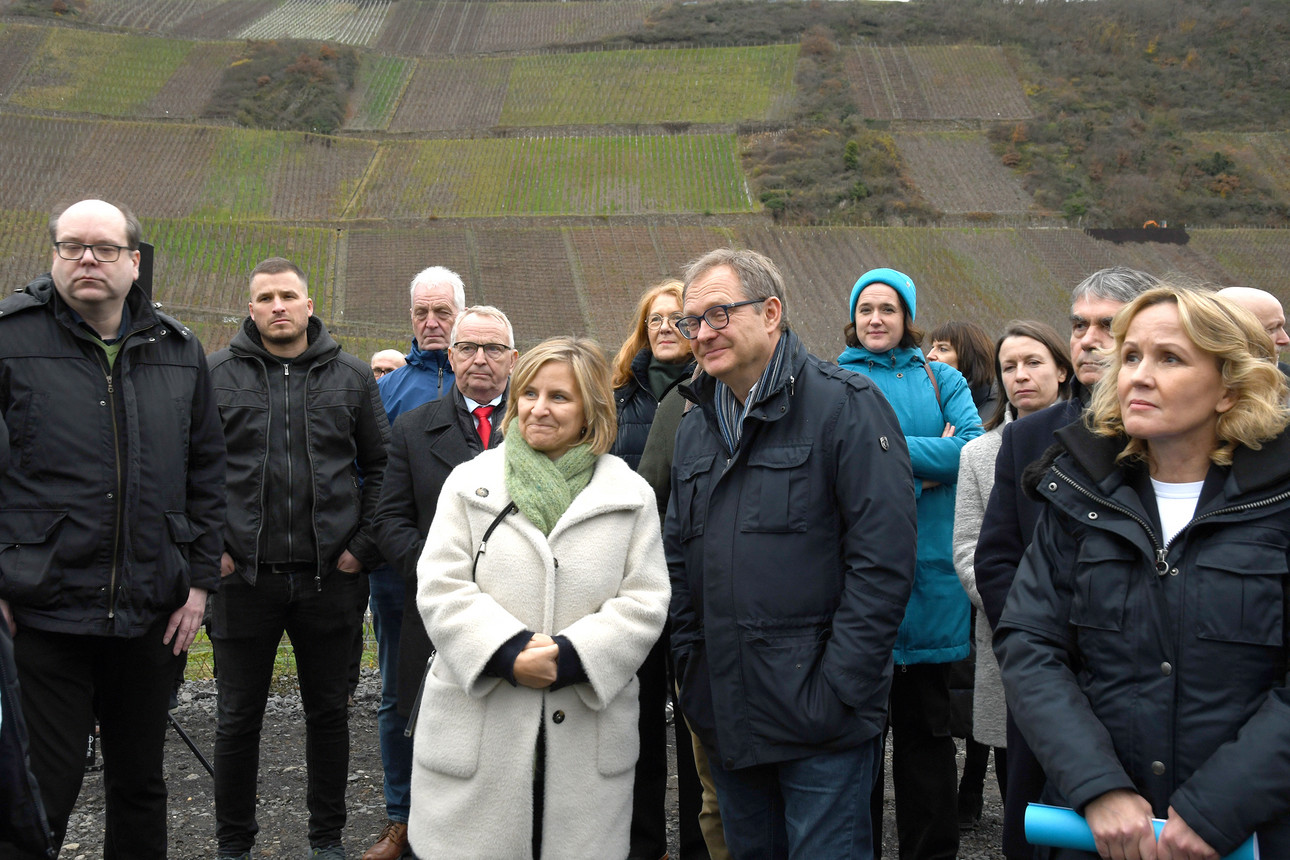 Die Umweltministerinnen und Umweltminister am Ahrufer bei Dernau