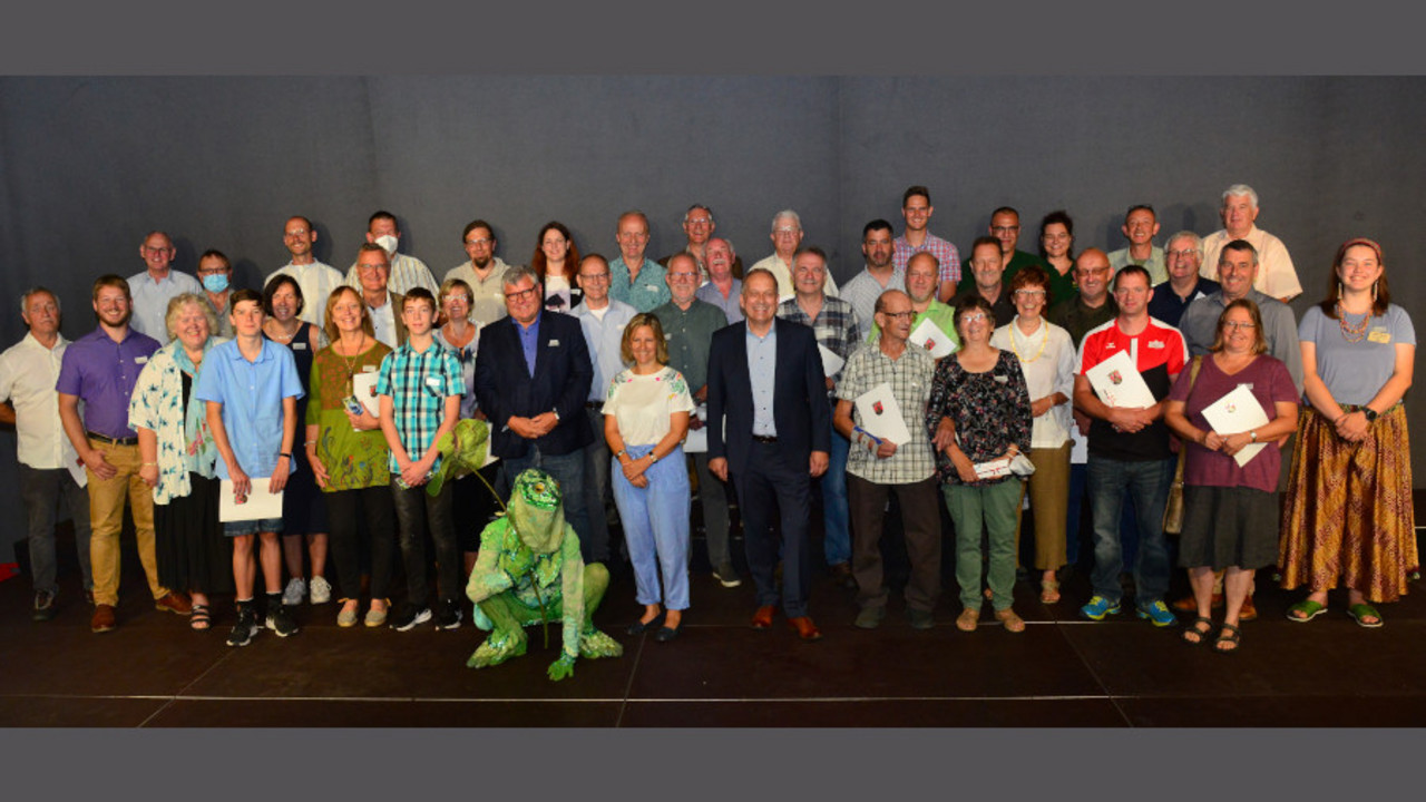 Gruppenfoto mit den ausgezeichneten Bachpaten