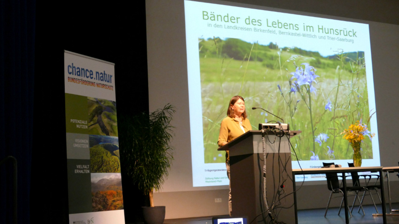 Umweltministerin Ulrike Höfken am Rednerpult bei der Veranstaltung in Hoppstädten-Weilerbach