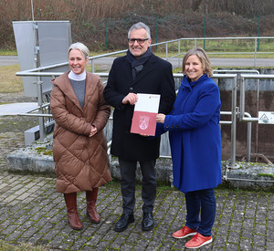 Klimaschutzministerin Katrin Eder übergibt im Beisein von Landrätin Susanne Ganster den Förderbescheid an Bürgermeister Michael Zwick