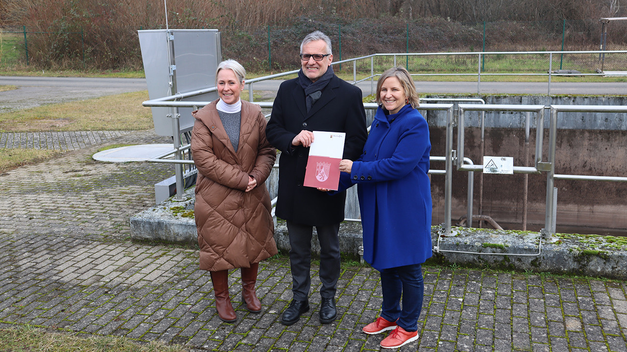 Klimaschutzministerin Katrin Eder übergibt im Beisein von Landrätin Susanne Ganster den Förderbescheid an Bürgermeister Michael Zwick