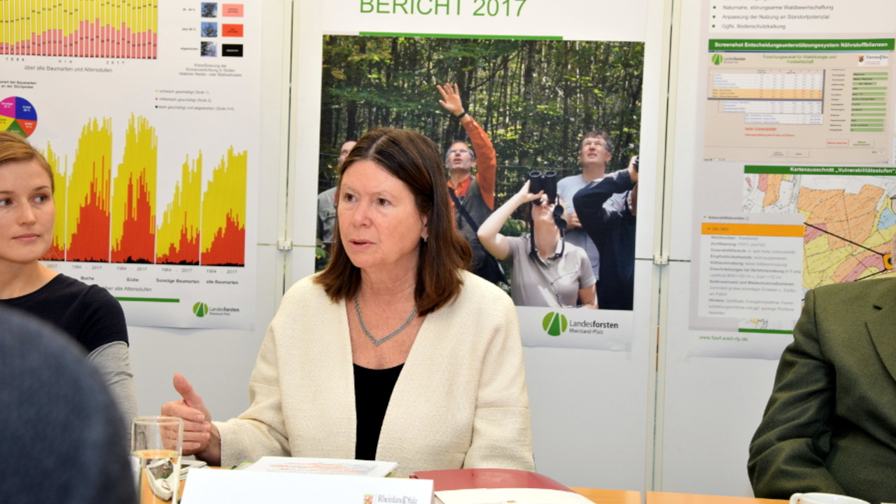 Forstministerin Ulrike Höfken stellt den Waldzustandsbericht 2017 vor.