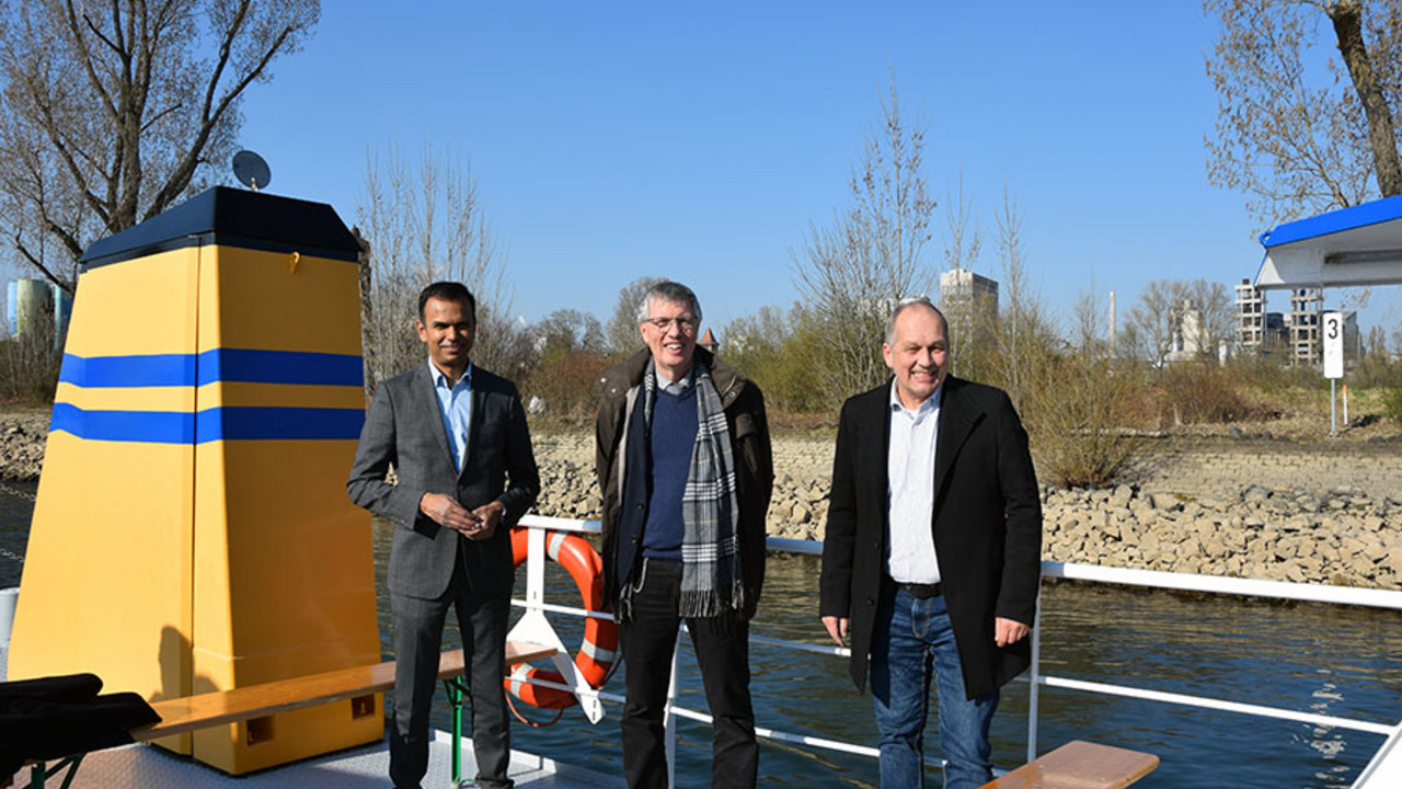 Klimaschutzstaatssekretär Dr. Erwin Manz, Mithun Basu, Geschäftsführer der Mainzer Netze GmbH, und LfU-Präsident Dr. Frank Wissmann auf der MS Burgund