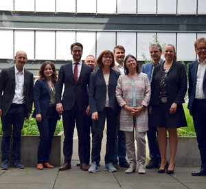 Gruppenbild mit Energie- und Umweltministerin Ulrike Höfken beim dritten Treffen der Allianz der Regionen für einen europaweiten Atomausstieg in Mainz.