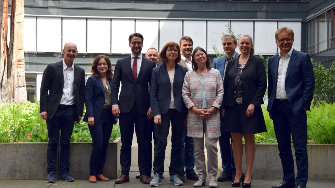 Gruppenbild mit Energie- und Umweltministerin Ulrike Höfken beim dritten Treffen der Allianz der Regionen für einen europaweiten Atomausstieg in Mainz.