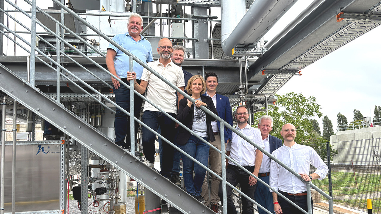 Gruppenfoto mit Klimaschutzministerin Katrin Eder auf der Testanlage von bhyo in Speyer