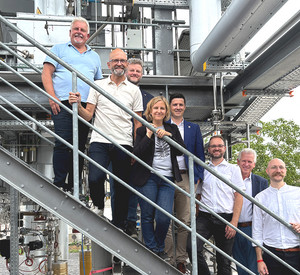 Gruppenfoto mit Klimaschutzministerin Katrin Eder auf der Testanlage von bhyo in Speyer