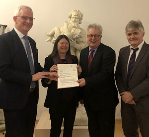 Übergabe des Förderbescheids zur Renaturierung des Irscher Baches. Gruppenbild mit Umweltministerin Ulrike Höfken und Oberbürgermeister Wolfram Leibe.