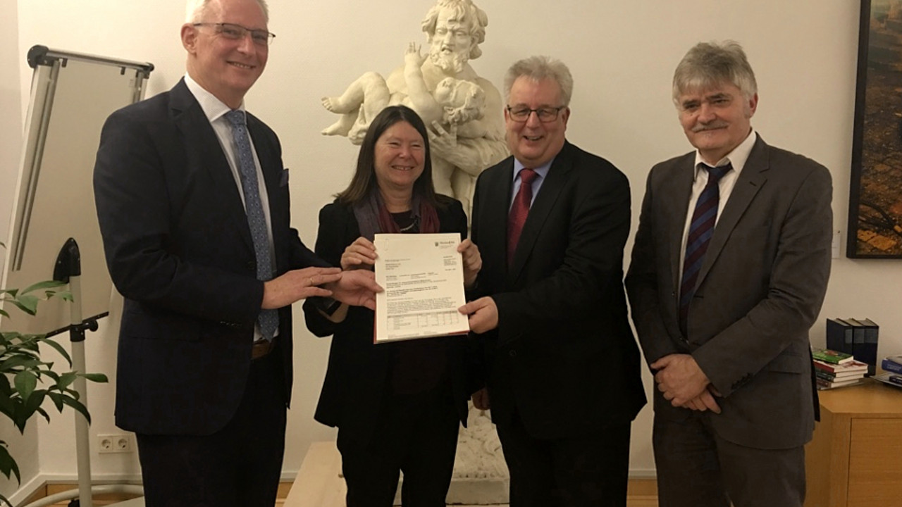 Übergabe des Förderbescheids zur Renaturierung des Irscher Baches. Gruppenbild mit Umweltministerin Ulrike Höfken und Oberbürgermeister Wolfram Leibe.