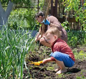 Kleinkind im Garten