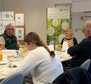 Klimaschutzministerin Katrin Eder stellt in einer Pressekonferenz die Ergebnisse der zehnjährlichen Vermessung des Waldes vor