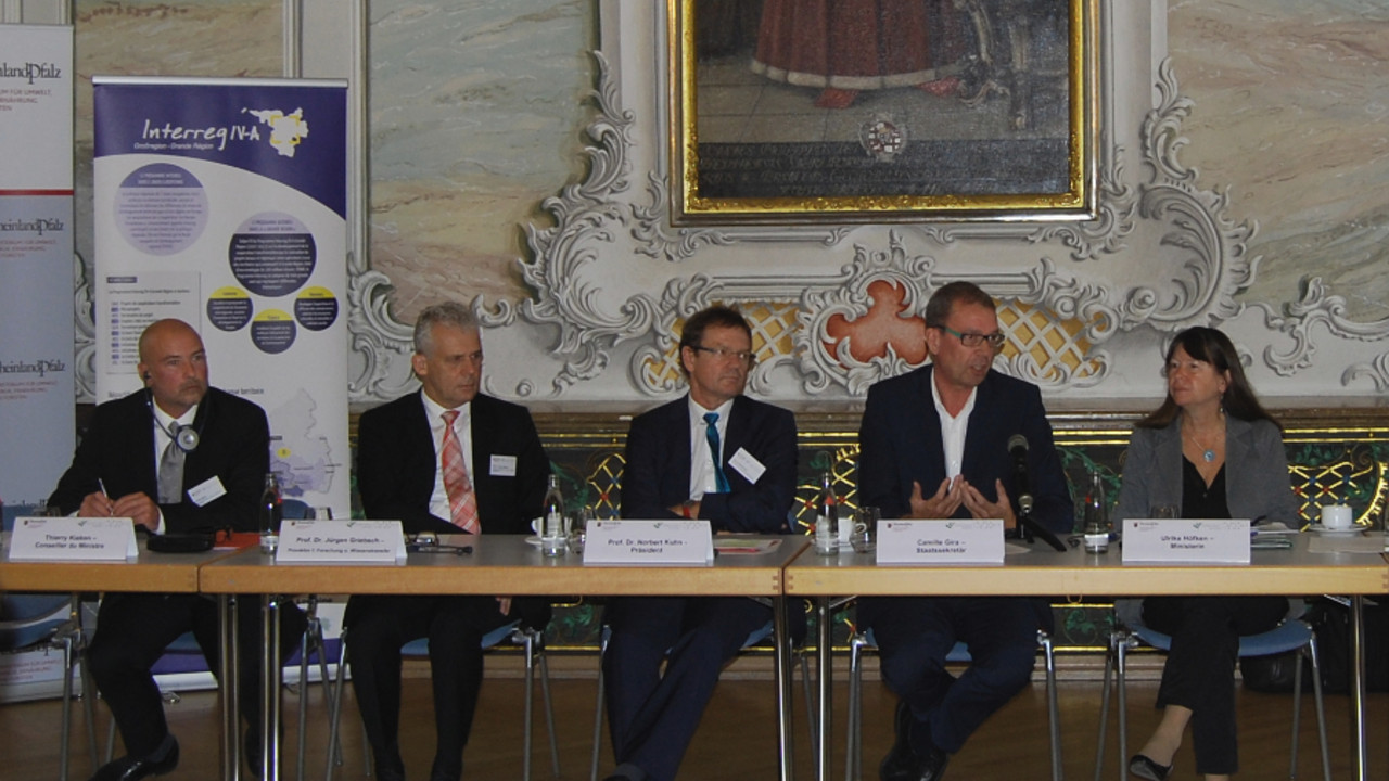 Teilnehmer der Greater Green Pressekonferenz