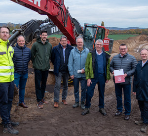 Umweltstaatssekretär Dr. Erwin Manz bei der Übergabe des Förderbescheids über 923.800 Euro. Rechts im Bild Oberbürgermeister Jan Einig