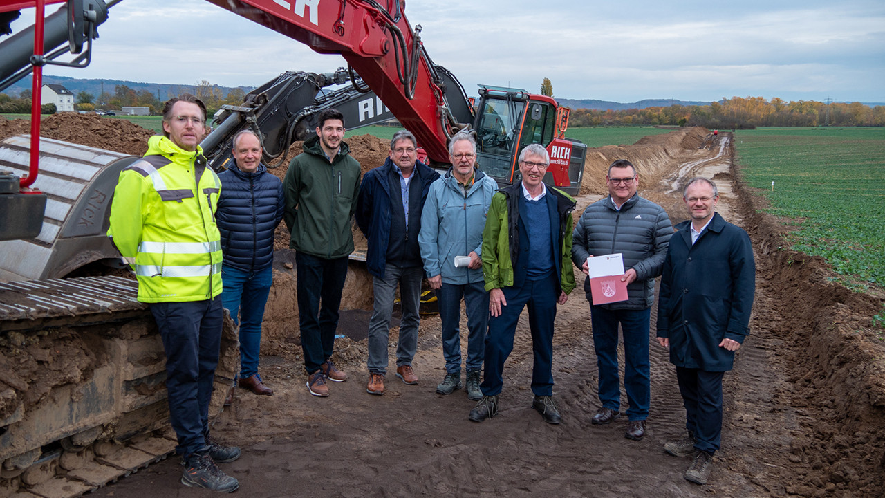 Umweltstaatssekretär Dr. Erwin Manz bei der Übergabe des Förderbescheids über 923.800 Euro. Rechts im Bild Oberbürgermeister Jan Einig