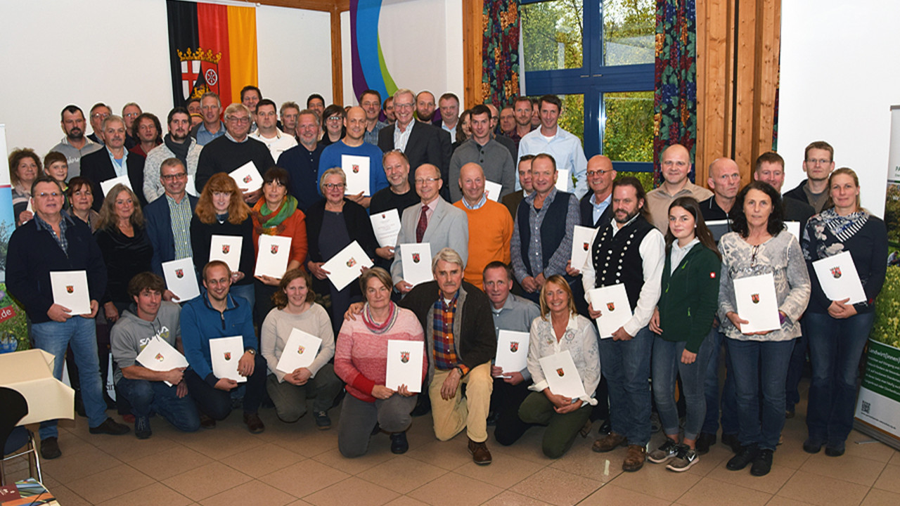 Gruppenfoto mit Umweltstaatssekretär Thomas Griese und den neuen Partnerbetrieben Naturschutz und Baumwarten