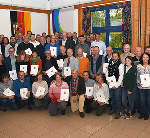 Gruppenfoto mit Umweltstaatssekretär Thomas Griese und den neuen Partnerbetrieben Naturschutz und Baumwarten