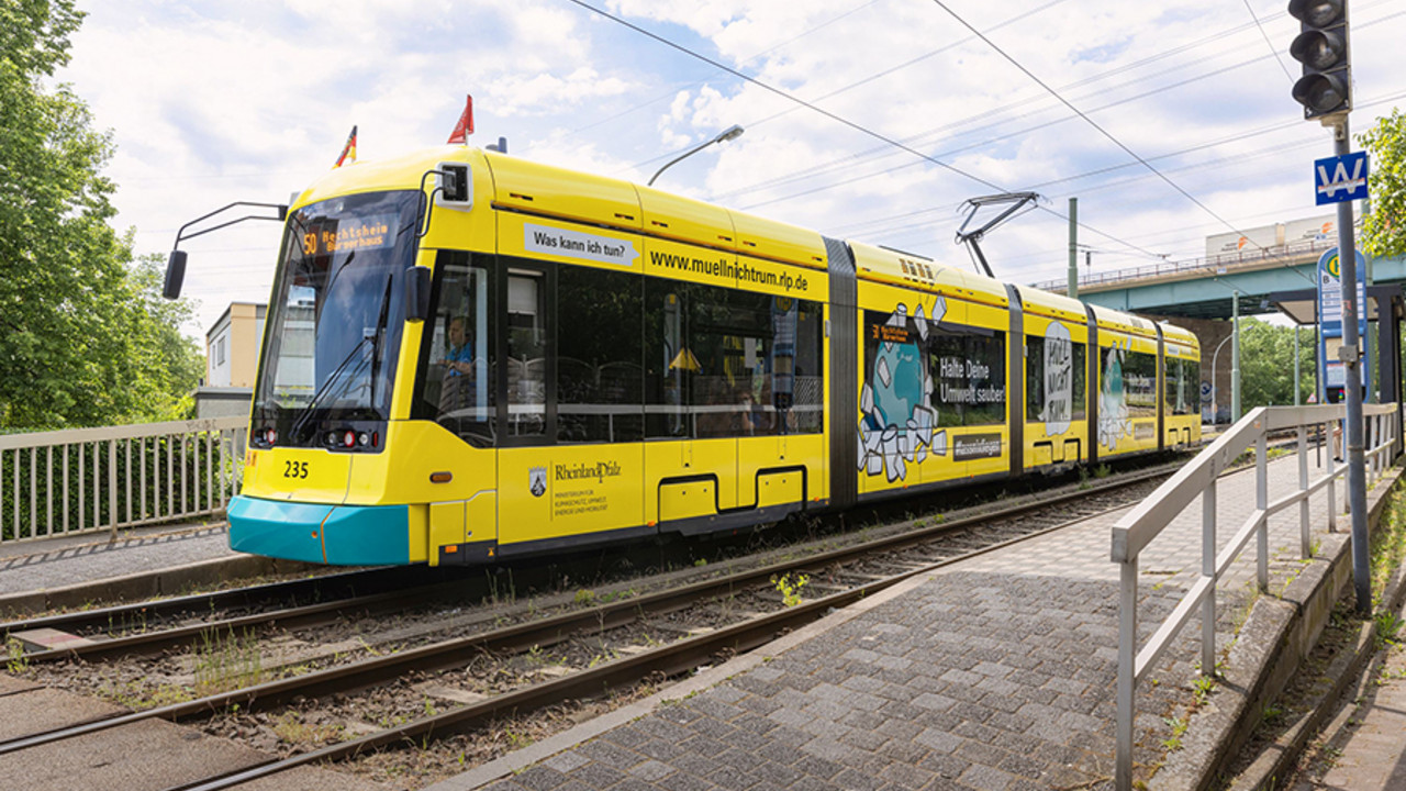 Straßenbahn mit Aufklebern der Müll-nicht-rum-Kampagne