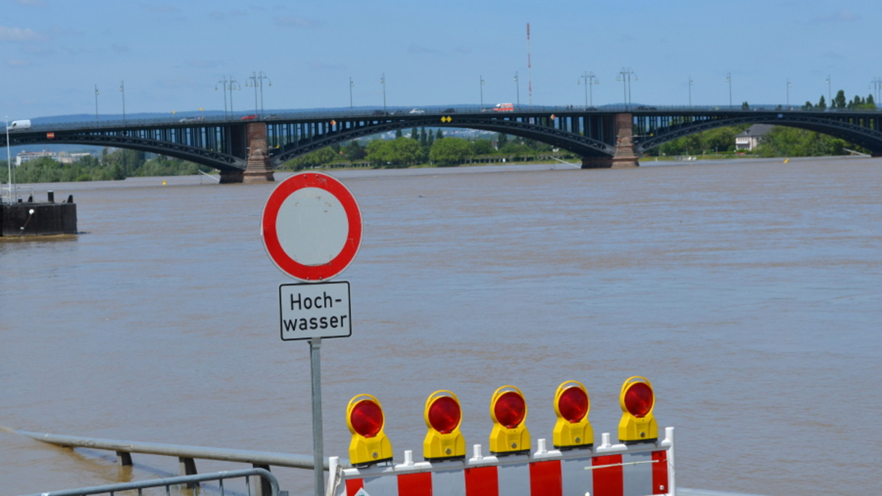 Hochwasser am Mainzer Rheinufer