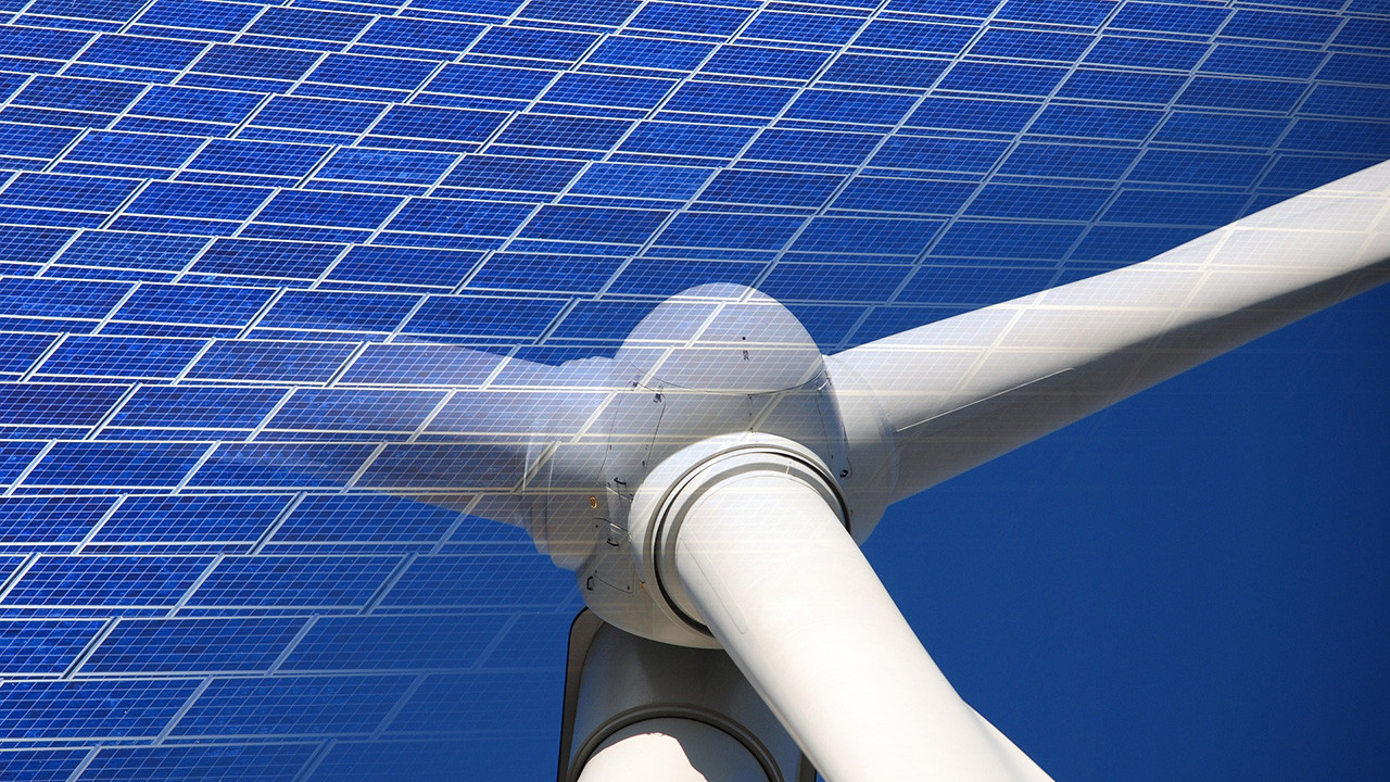 Windkraft- und Solaranlage