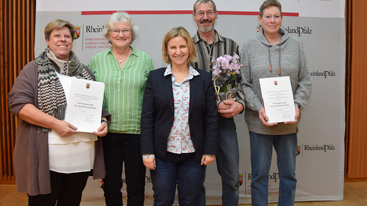 Klimaschutzministerin Katrin Eder mit den Preisträgern des Tierschutzpreises 2022 Rheinland-Pfalz