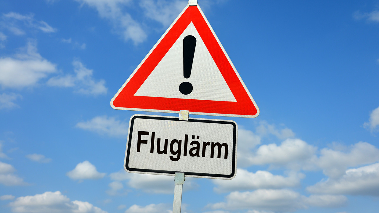 Hinweisschild auf Fluglärm