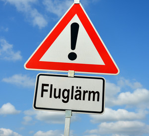 Hinweisschild auf Fluglärm