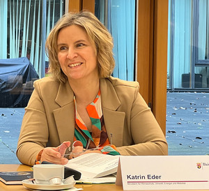 Klimaschutzministerin Katrin Eder bei der Vorstellung des Abfallwirtschaftsplans