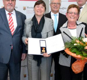 Ulrike Höfken überreicht Gerlinde Sagel die Verdienstmedaille des Landes Rheinland-Pfalz.