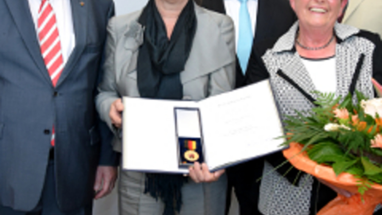 Ulrike Höfken überreicht Gerlinde Sagel die Verdienstmedaille des Landes Rheinland-Pfalz. Ulrike Höfken überreicht Gerlinde Sagel die Verdienstmedaille des Landes Rheinland-Pfalz.