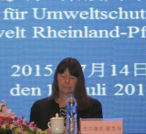 Ulrike Höfken auf einer Tagung im Rahmen ihrer China-Reise