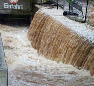 Überflutete Einfahrt nach Starkregen