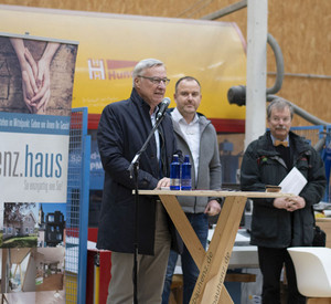 Staatssekretär Thomas Griese beim Besuch von Holzbau Henz