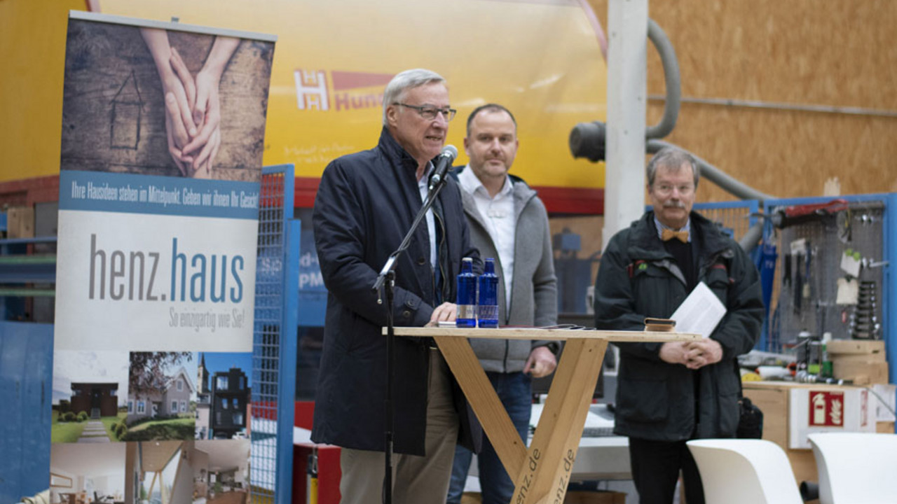 Staatssekretär Thomas Griese beim Besuch von Holzbau Henz