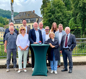 Symbolischer Startschuss: In Holsthum aktivieren Klimaschutzministerin Katrin Eder und Landrat Andreas Kruppert das neue Pegelmesssystem im Eifelkreis Bitburg-Prüm