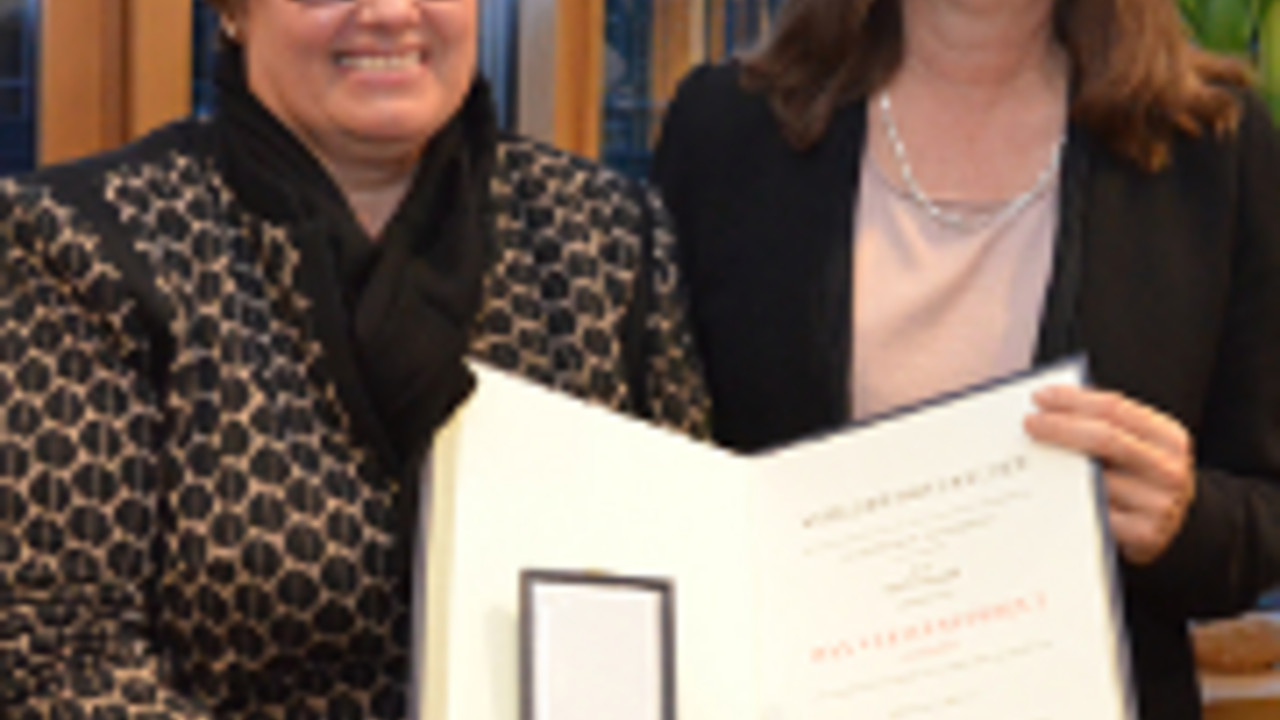 Umweltministerin Höfken überreicht Ilse Wambsganß das Bundesverdienstkreuz