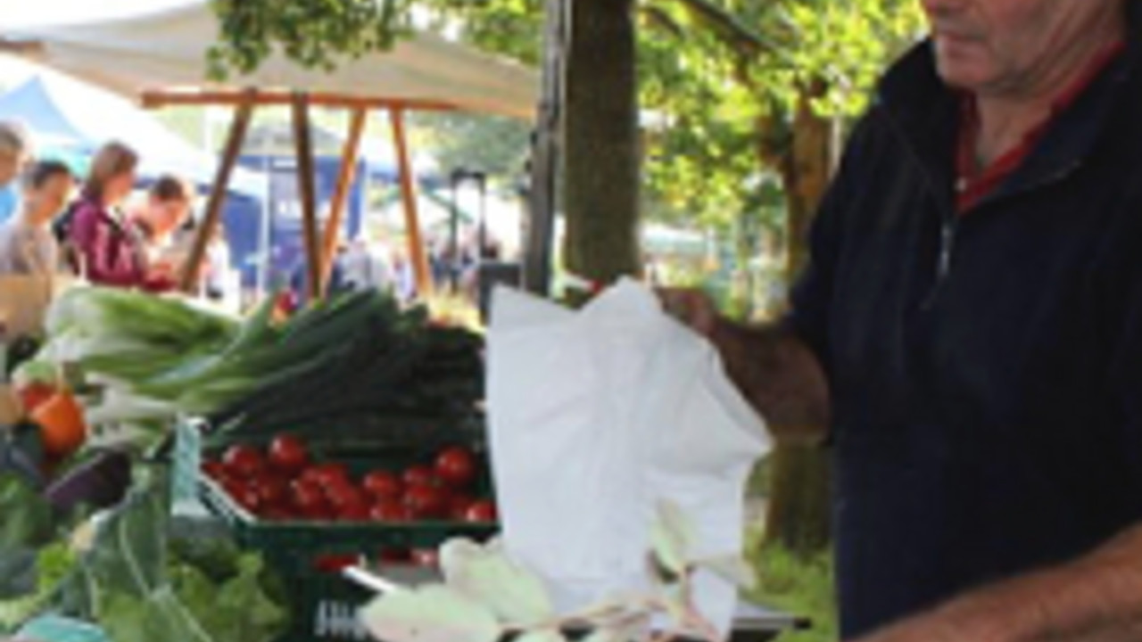 Verkaufsstand auf dem Bauernmarkt, Foto: DLR Verkaufsstand auf dem Bauernmarkt, Foto: DLR