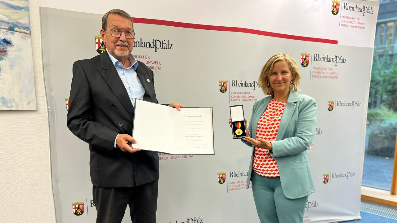 Klimaschutzministerin Katrin Eder überreicht Verdienstmedaille des Landes Rheinland-Pfalz an Andreas Lindig 