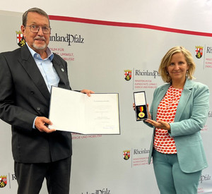 Klimaschutzministerin Katrin Eder überreicht Verdienstmedaille des Landes Rheinland-Pfalz an Andreas Lindig 