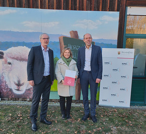 Förderbescheidübergabe in Kirchberg mit Klimaschutzministerin Katrin Eder, Volker Boch, Landrat für den Rhein-Hunsrück-Kreis und Thomas Lorenz, Vorstand Rhein-Hunsrück Entsorgung (links im Bild)