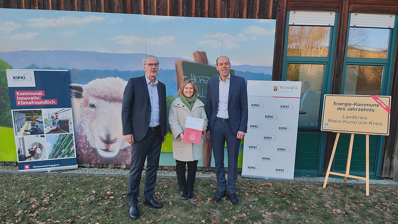 Förderbescheidübergabe in Kirchberg mit Klimaschutzministerin Katrin Eder, Volker Boch, Landrat für den Rhein-Hunsrück-Kreis und Thomas Lorenz, Vorstand Rhein-Hunsrück Entsorgung (links im Bild)