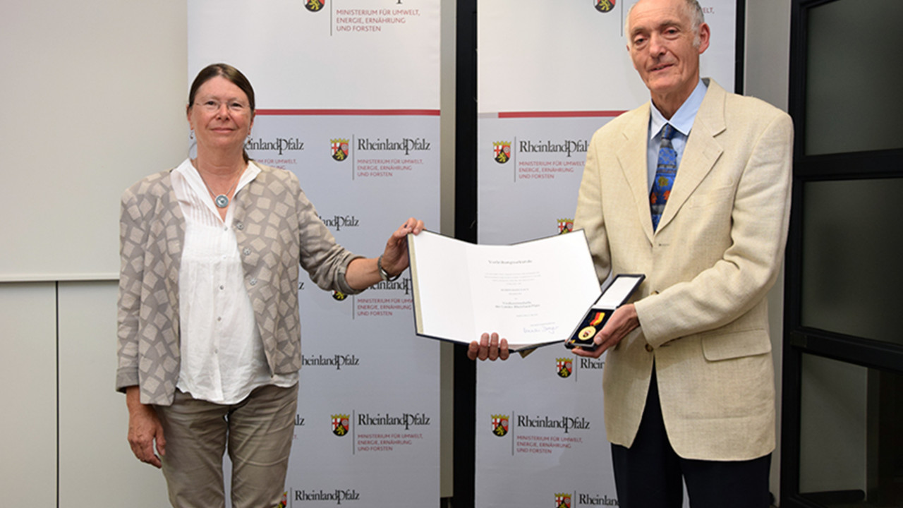 Umweltministerin Ulrike Höfken überreicht Hans Faus die Verdienstmedmedaille des Landes