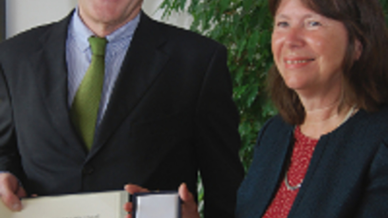 Umweltministerin Höfken übergibt das Bundesverdienstkreuz an Ludwig von Heyl. Umweltministerin Höfken übergibt das Bundesverdienstkreuz an Ludwig von Heyl.