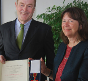 Umweltministerin Höfken übergibt das Bundesverdienstkreuz an Ludwig von Heyl.