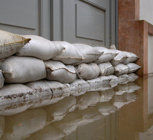 Sandsäcke schützen Haus vor Hochwasser.