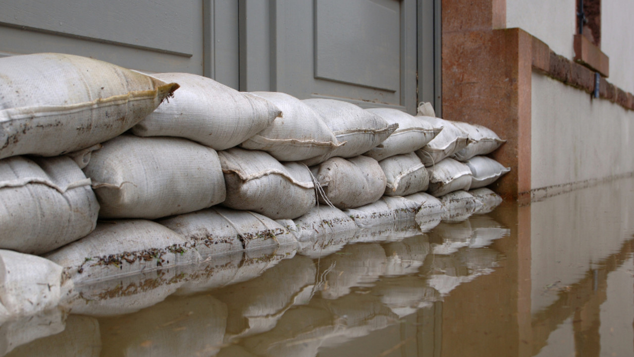 Sandsäcke schützen Haus vor Hochwasser.